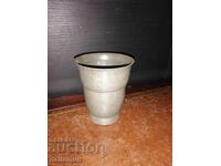 Cană veche de aluminiu