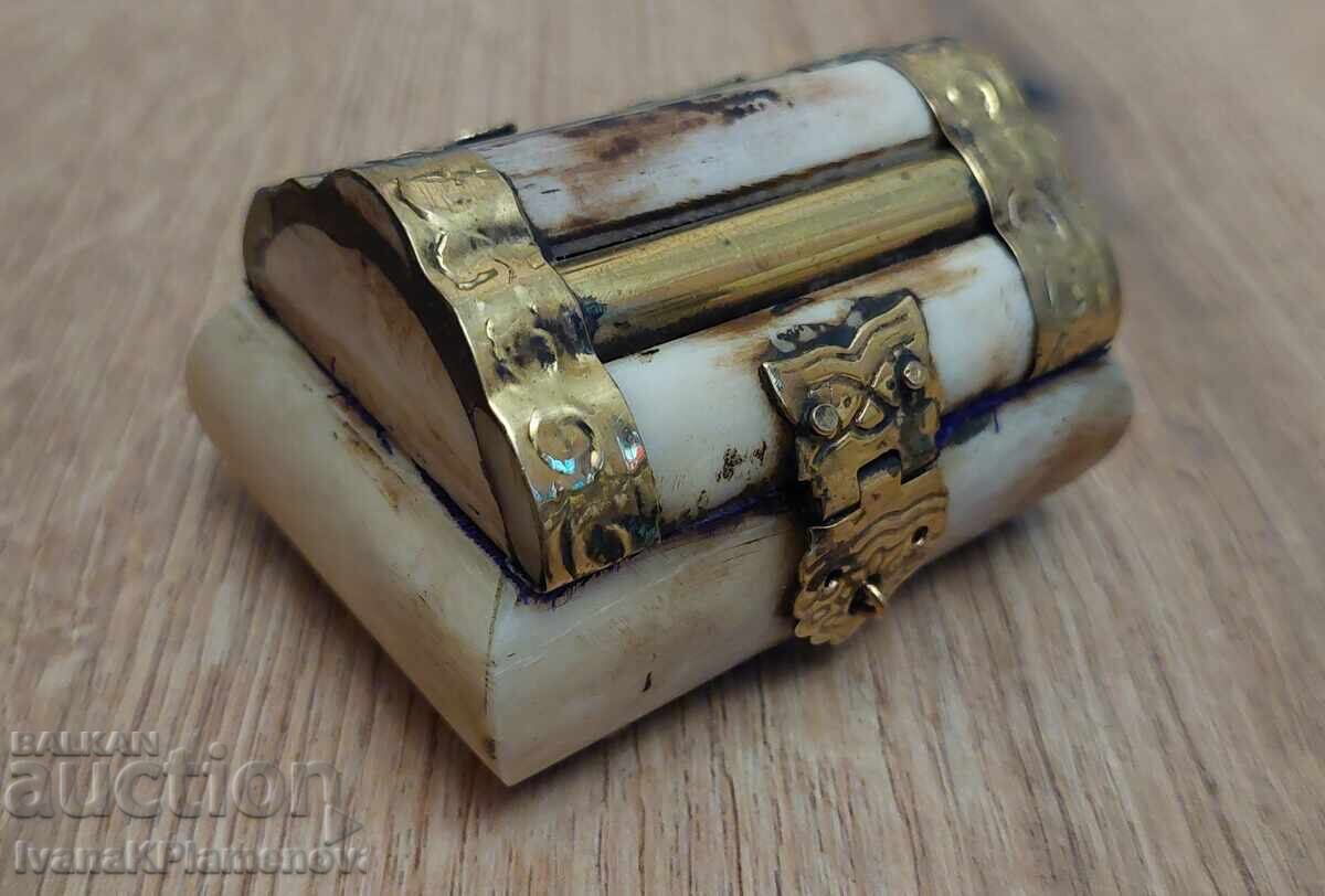 Bone box for connoisseurs with price 30.00 BGN | € 15.34