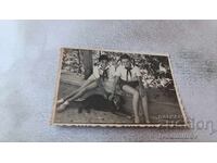 Fotografie Două fete mângâind un câine 1954