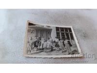 Fotografie Vrața Bărbați femei și copii în fața Stației Profesorilor 1941