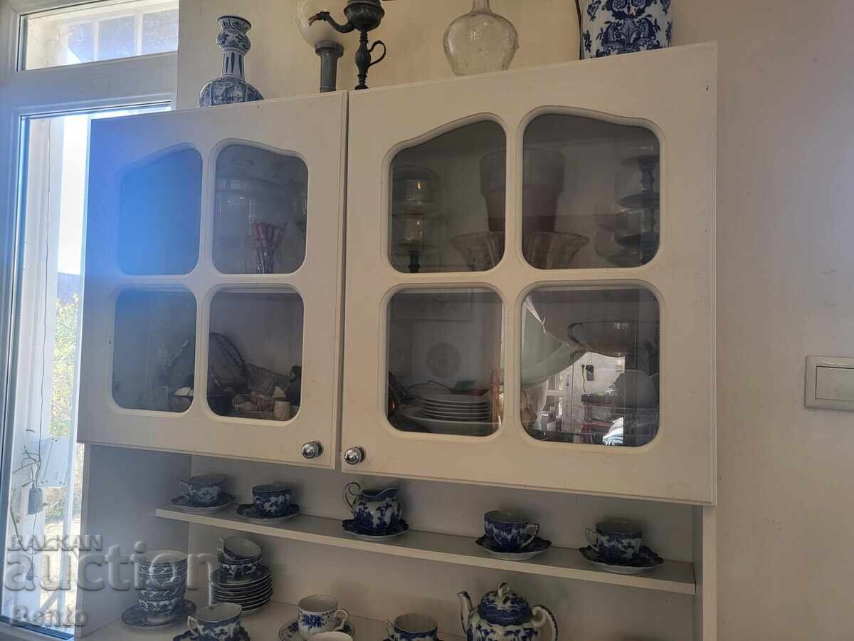 Frumos dulap alb pentru porțelan cu preț 350.00 BGN | € 178.95