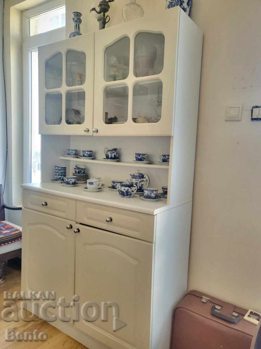 Frumos dulap alb pentru porțelan - 5