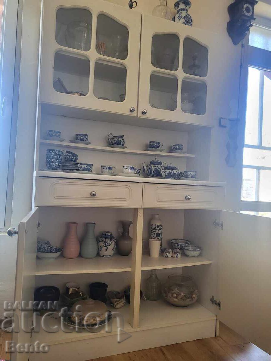 Frumos dulap alb pentru porțelan