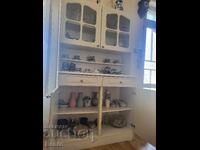 Frumos dulap alb pentru porțelan