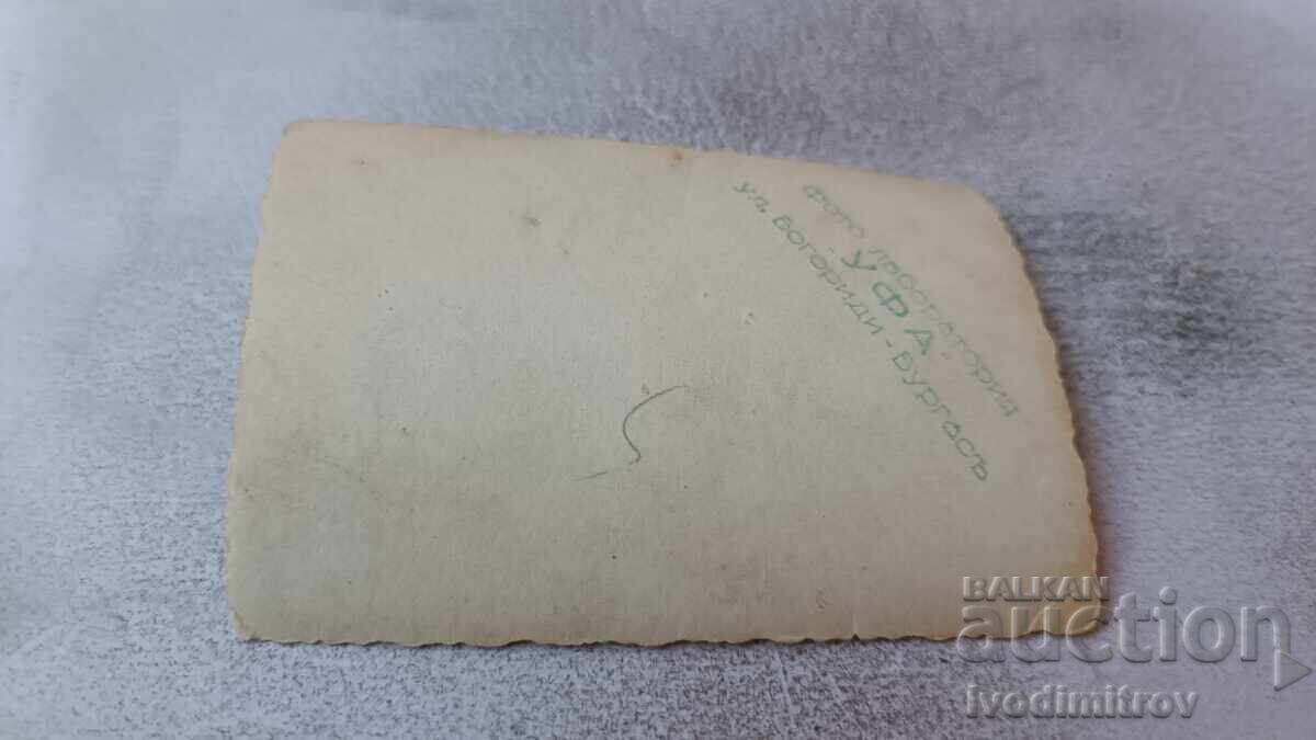 Photo Burgas Man girls and boys on the seashore with price 1.85 BGN | € 0.95 Photo Burgas Man girls and boys on the seashore with price 1.85 BGN | € 0.95