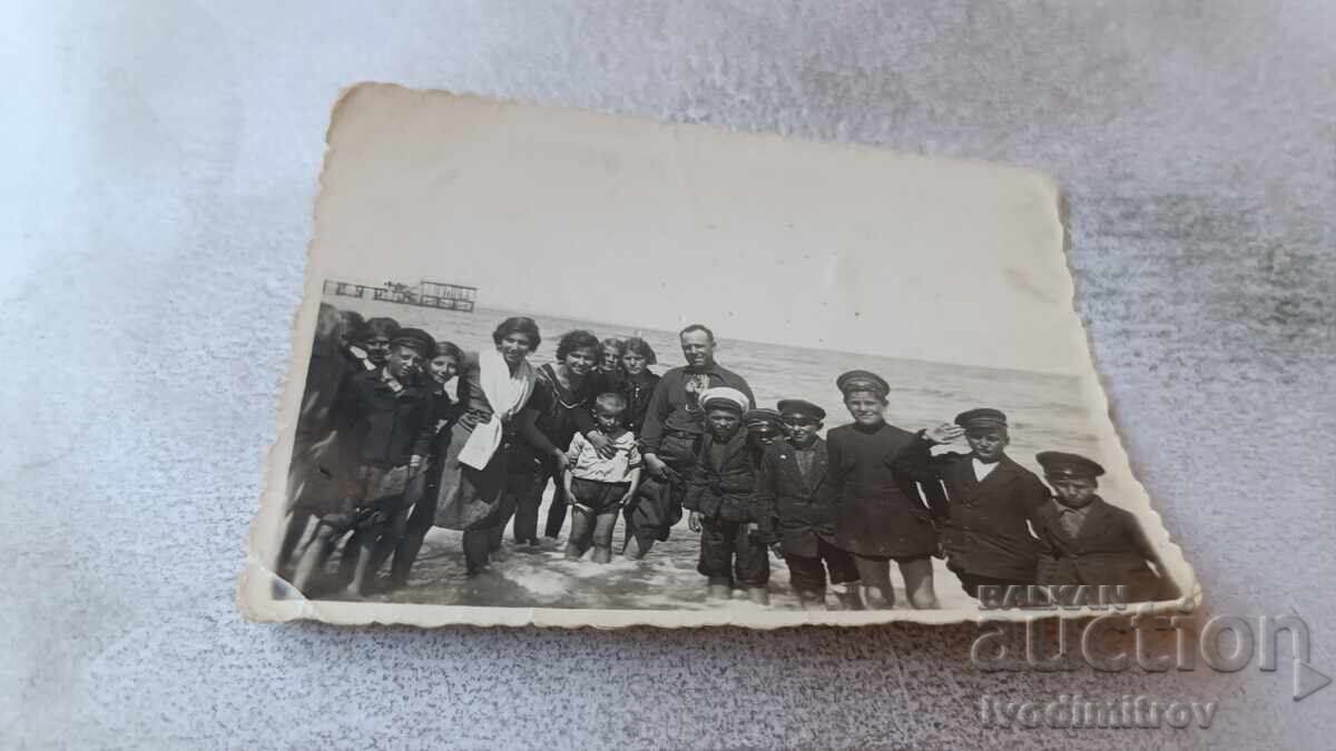 Photo Burgas Man girls and boys on the seashore Photo Burgas Man girls and boys on the seashore