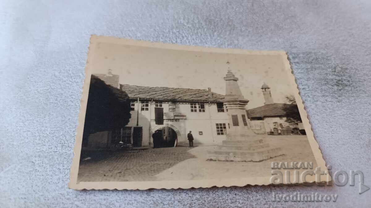 Φωτογραφία Πολεμικού Μνημείου στην πλατεία