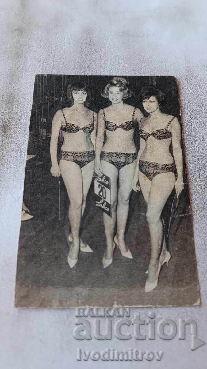 Φωτογραφία Τριών Γυναικών σε Διαγωνισμό Ομορφιάς