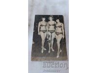 Φωτογραφία Τριών Γυναικών σε Διαγωνισμό Ομορφιάς