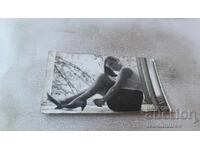 Φωτογραφία Νέο κορίτσι που κάθεται στο παράθυρο