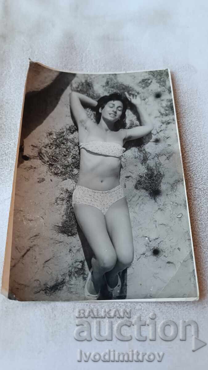 Foto Fată tânără pe plajă Foto Fată tânără pe plajă