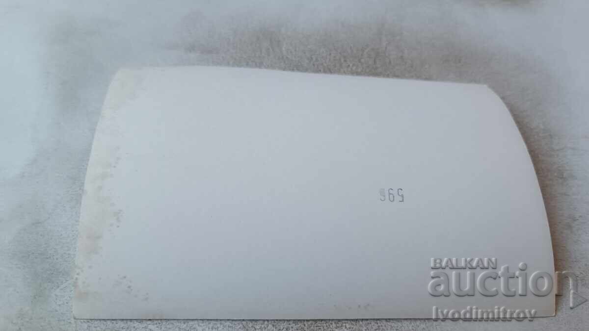 Φωτογραφία Άνδρας κάθεται σε βράχο δίπλα στη θάλασσα με τιμή 1.85 BGN | € 0.95