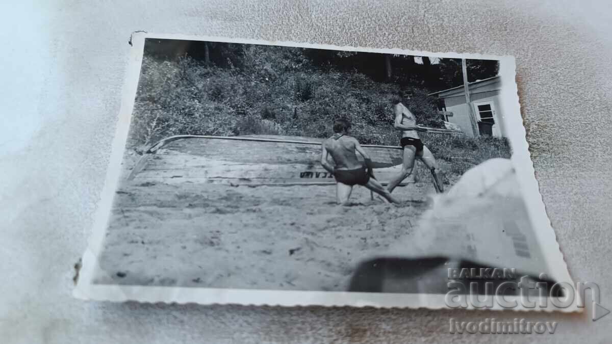 Φωτογραφία Δύο άνδρες στην παραλία