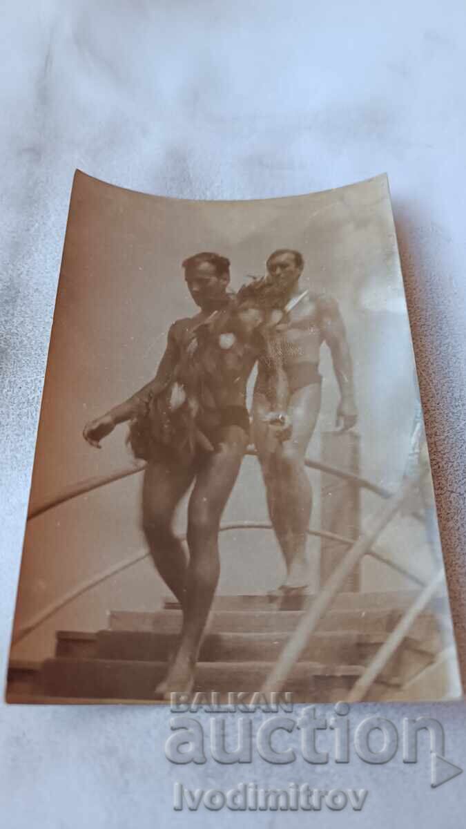 Φωτογραφία Δύο νεαρών ανδρών σε διαγωνισμό ομορφιάς