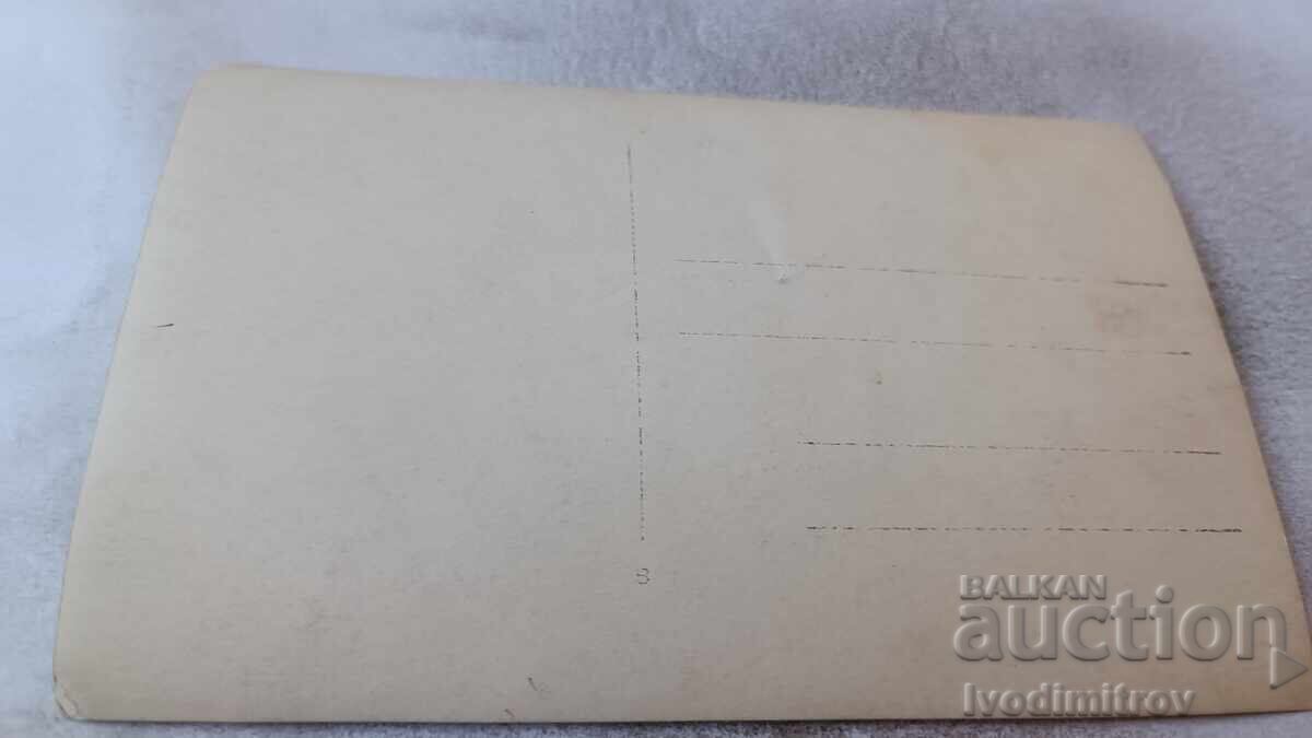 Φωτογραφία Δύο νεαρών κοριτσιών με ρετρό μαγιό και ομπρέλα στην παραλία με τιμή 3.45 BGN | € 1.76