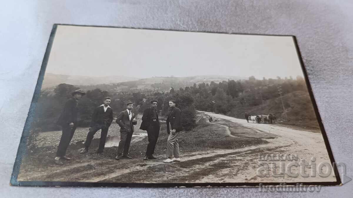 Снимка Петима млади мъже на шосето