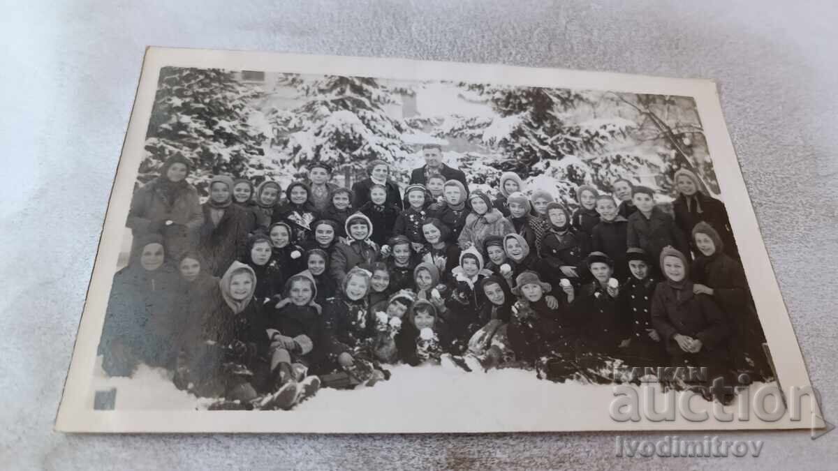 Снимка Трявна Ученици със своя учител в Градския паркъ 1940 Снимка Трявна Ученици със своя учител в Градския паркъ 1940