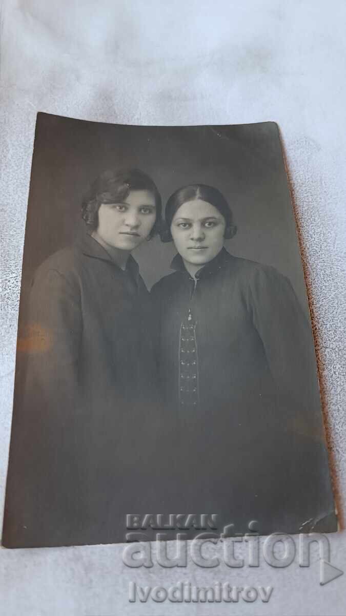 Photo Two young girls