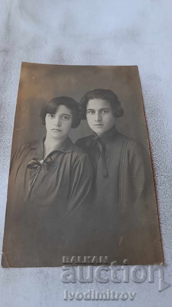 Photo Two young girls 1927 Photo Two young girls 1927