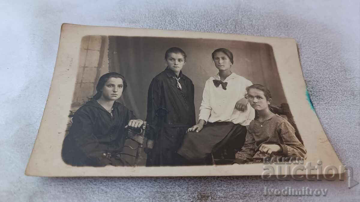 Photo Four young girls