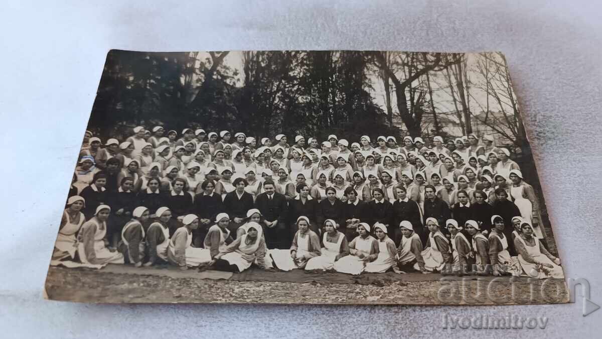 Snimka Mladi momicheta v beli prestilki sys svoi uchiteli