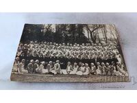 Snimka Mladi momicheta v beli prestilki sys svoi uchiteli