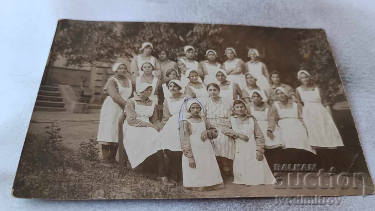 Fotografie Fete tinere în halate albe Fotografie Fete tinere în halate albe