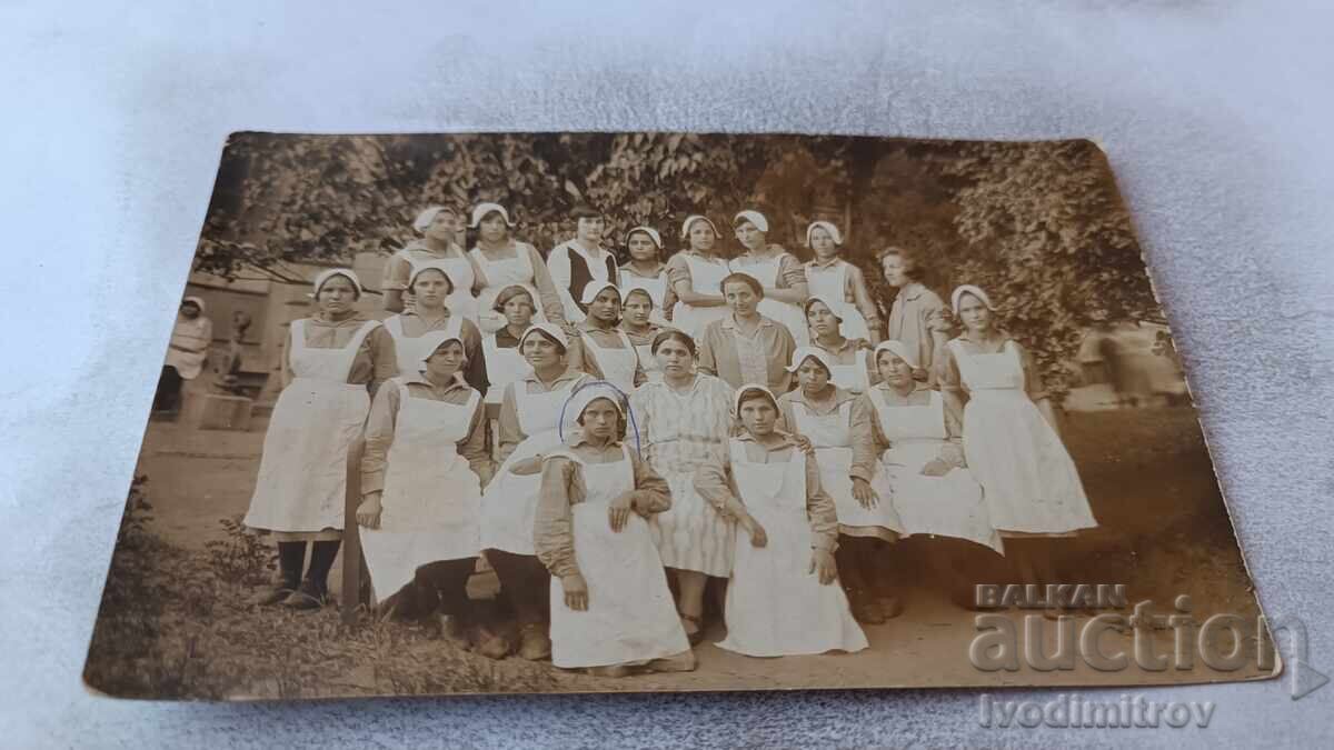 Φωτογραφία Νέων Κοριτσιών με Λευκές Ποδιές