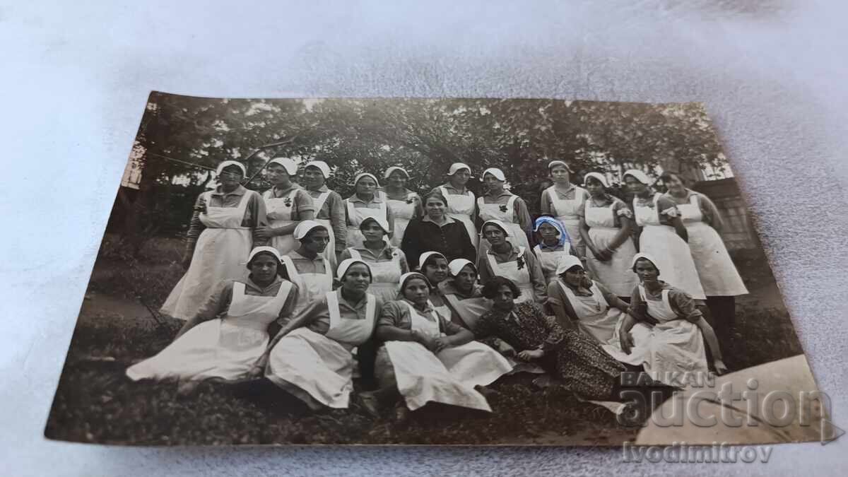 Snimka Mladi momicheta v beli prestilki sys svoyata uchitelka