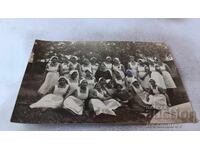 Snimka Mladi momicheta v beli prestilki sys svoyata uchitelka