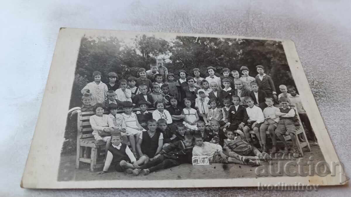 Photo Class III students with their teacher