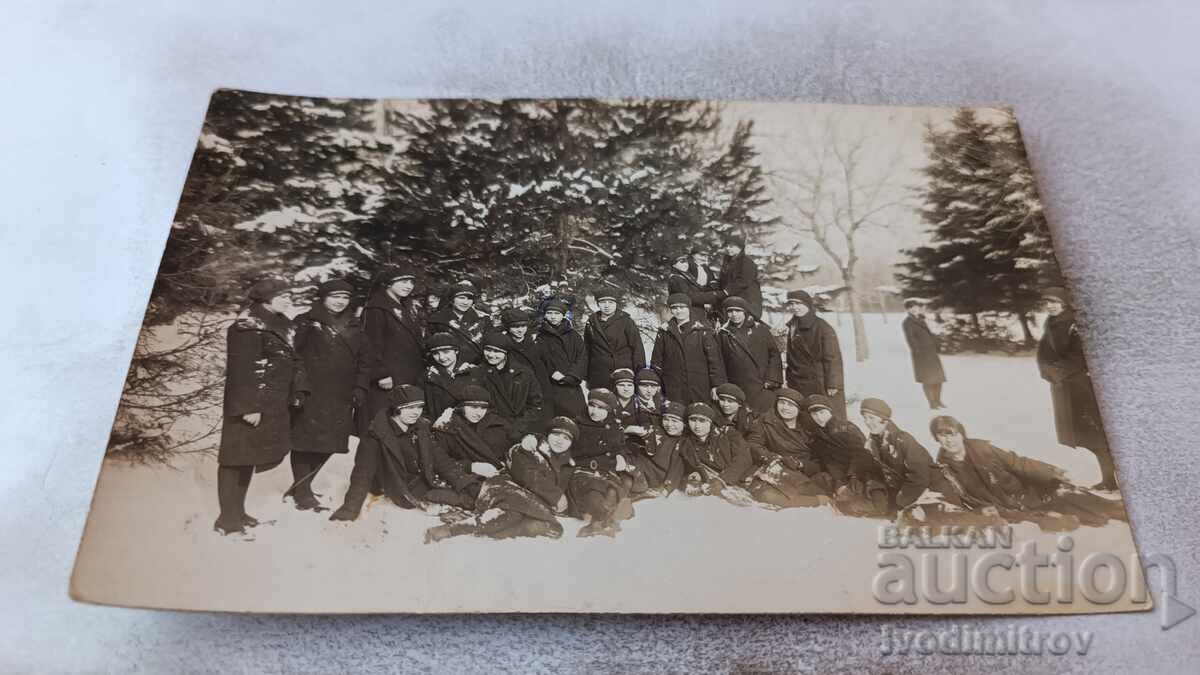 Снимка Ученички в парка през зимата Снимка Ученички в парка през зимата