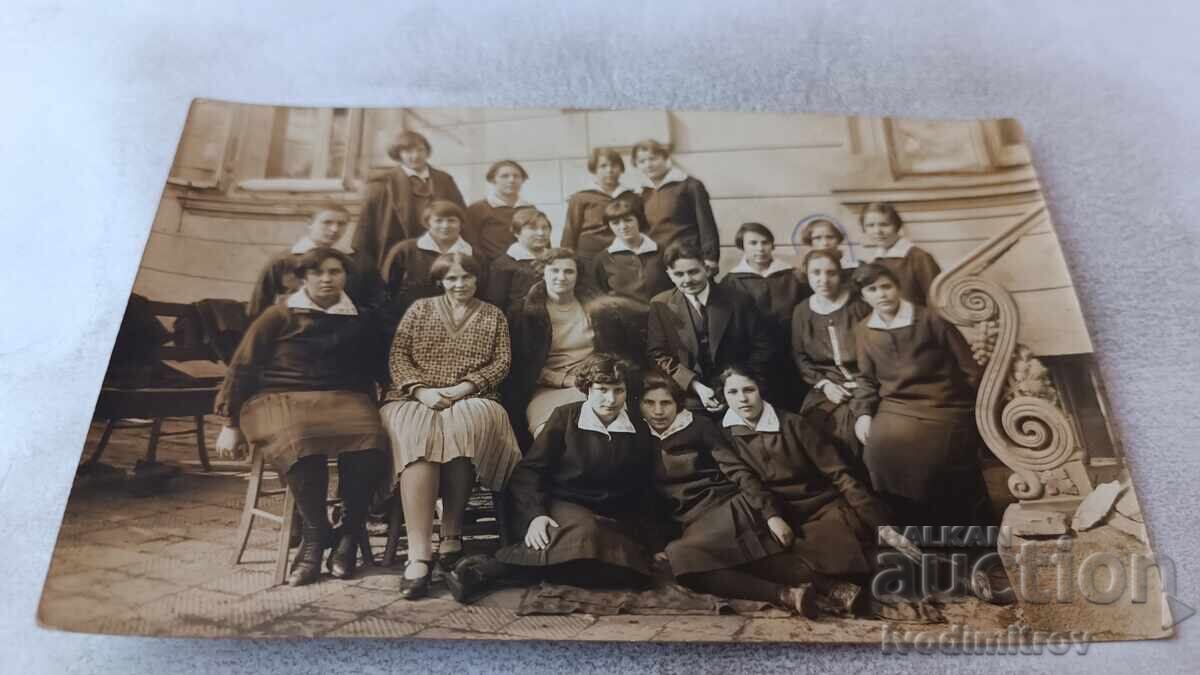 Photo Schoolgirls with their teacher