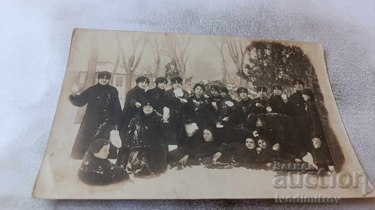 Photo Schoolgirls in the park in winter
