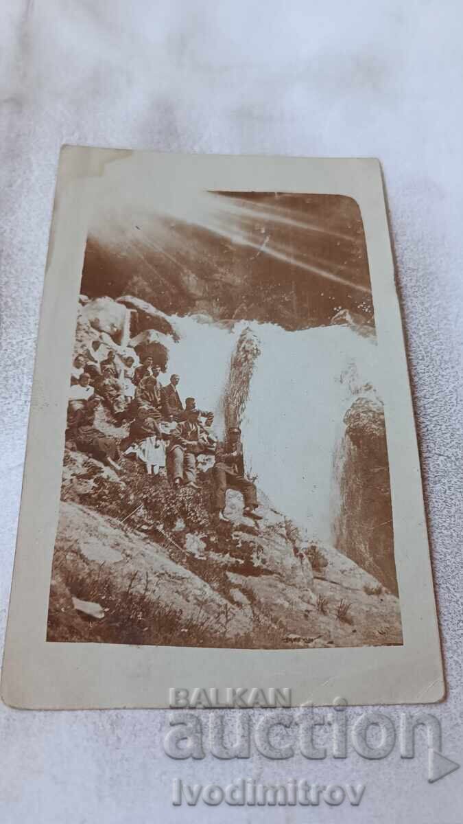 Φωτογραφία Δουπνίτσα Νέοι και κορίτσια κοντά σε καταρράκτη 1926