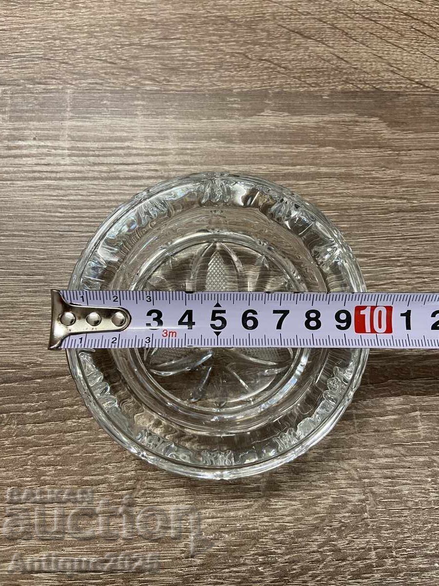 Cenușar vintage din sticlă presată cu preț € 15.00 | 29.34 BGN Cenușar vintage din sticlă presată cu preț € 15.00 | 29.34 BGN