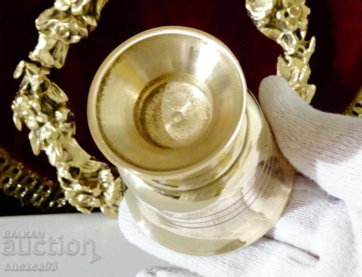 Доставка на Бронзова чаша за ракия 80 мл.,на столче. Доставка на Бронзова чаша за ракия 80 мл.,на столче.