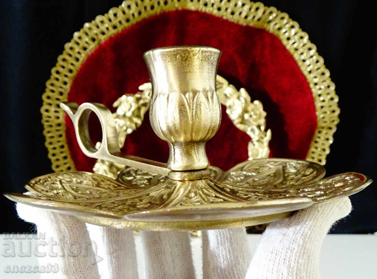 Delivery of Victorian bronze candlestick, clover, ornaments Delivery of Victorian bronze candlestick, clover, ornaments