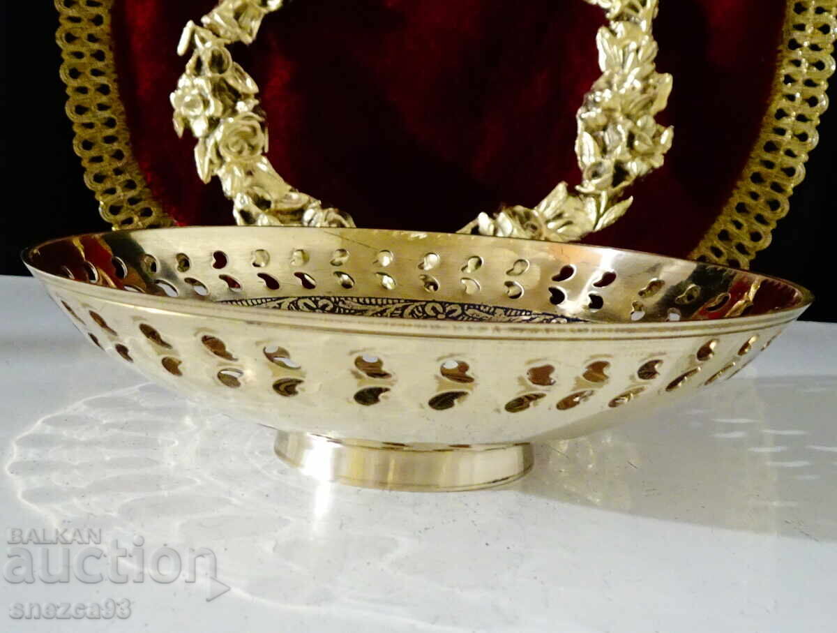 Παράδοση Ανασηκωμένη μπρούτζινη φρουτιέρα με Παγώνι, έγχρωμο σμαλτοκυψελωτό Παράδοση Ανασηκωμένη μπρούτζινη φρουτιέρα με Παγώνι, έγχρωμο σμαλτοκυψελωτό