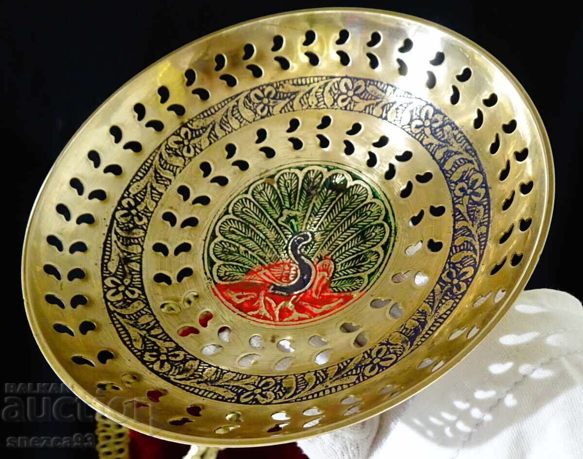 Ανασηκωμένη μπρούτζινη φρουτιέρα με Παγώνι, έγχρωμο σμαλτοκυψελωτό Ανασηκωμένη μπρούτζινη φρουτιέρα με Παγώνι, έγχρωμο σμαλτοκυψελωτό