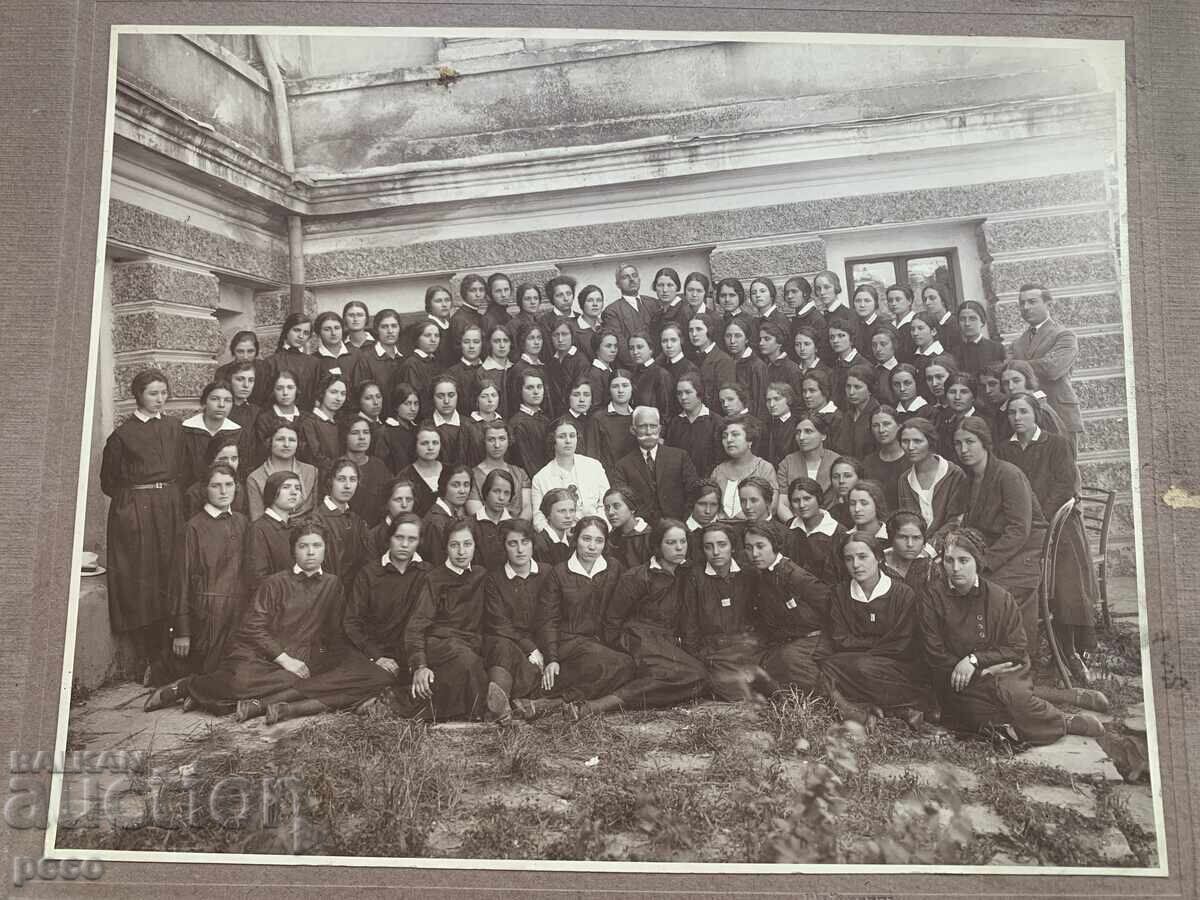 Девическа гимназия в Пловдив Фотограф Щайнберг стара снимка с цена 80.00 лв. | € 40.90