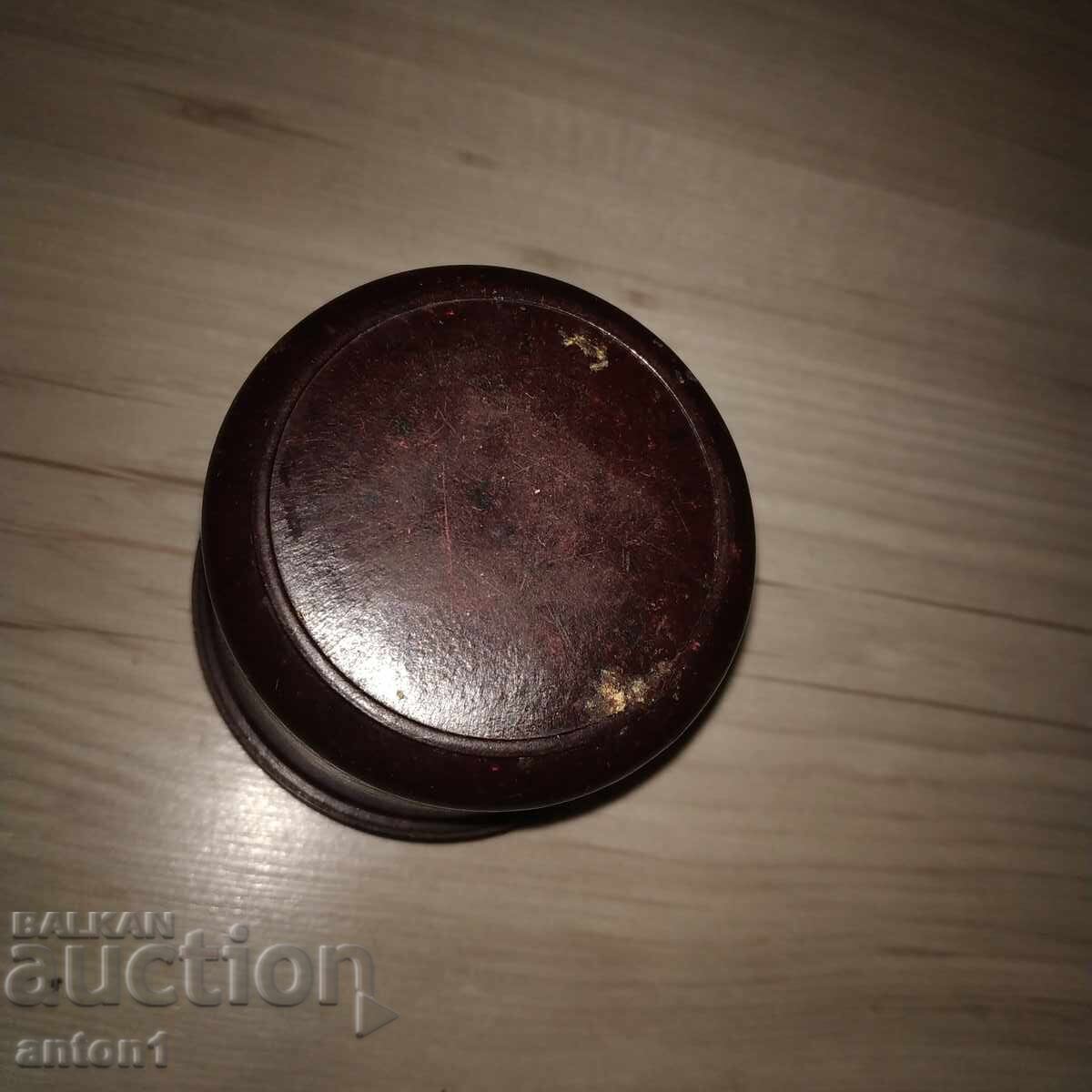 Licitație O cutie veche