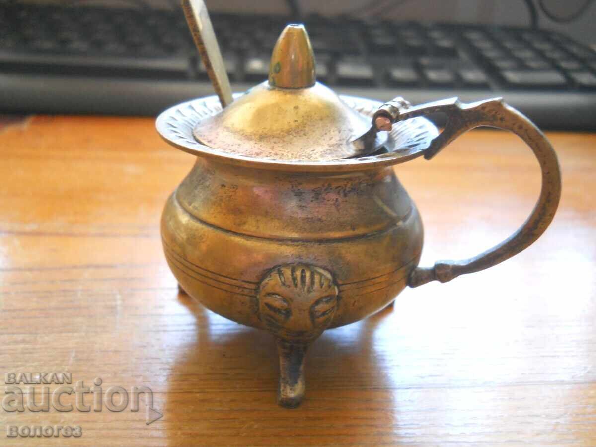 Vas vechi argintat din alamă pentru condimente cu linguriță cu preț 55.00 BGN | € 28.12 Vas vechi argintat din alamă pentru condimente cu linguriță cu preț 55.00 BGN | € 28.12