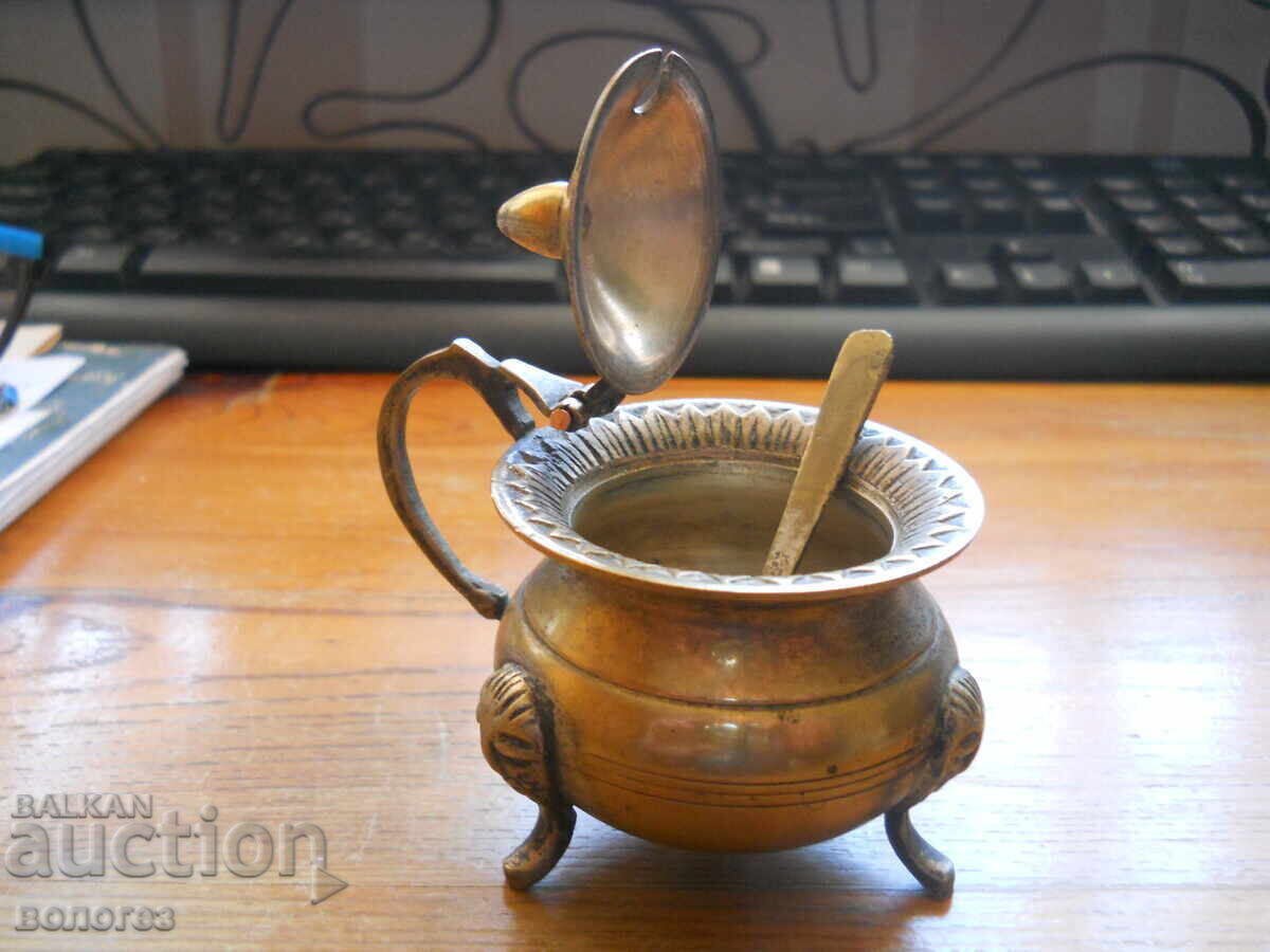 Livrarea Vas vechi argintat din alamă pentru condimente cu linguriță Livrarea Vas vechi argintat din alamă pentru condimente cu linguriță