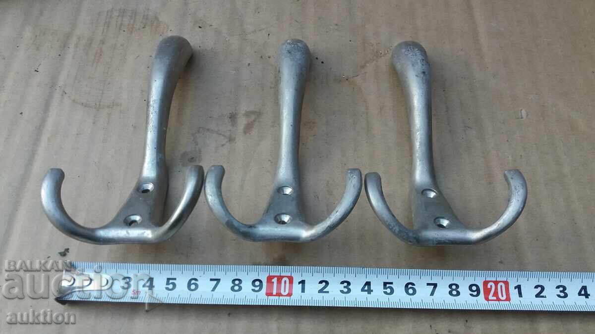 Licitație LOT DE 3 BUCĂȚI CU UMERASE MASIVE DIN BRONZ