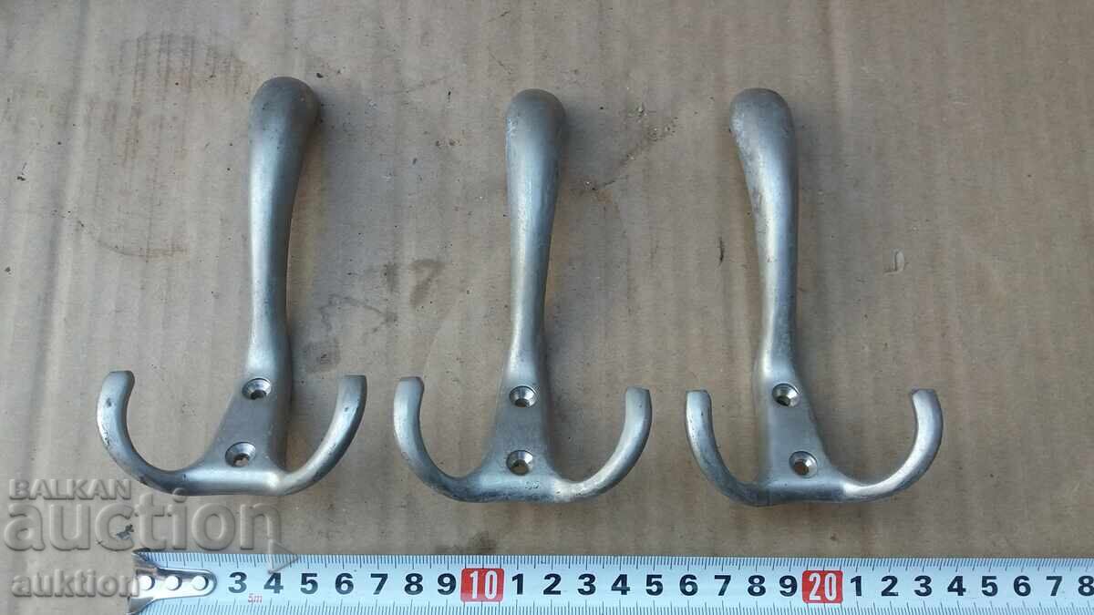 Partida ot 3 τεμάχια στιβαρών μπρούτζινων κρεμαστρών με τιμή 9.99 BGN | € 5.11