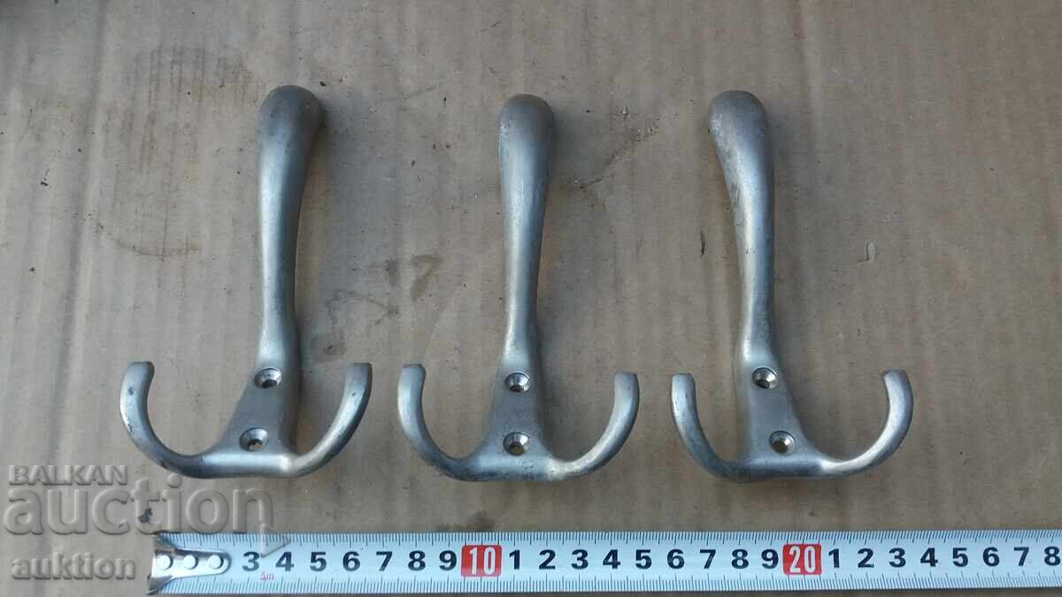 Παράδοση Partida ot 3 τεμάχια στιβαρών μπρούτζινων κρεμαστρών