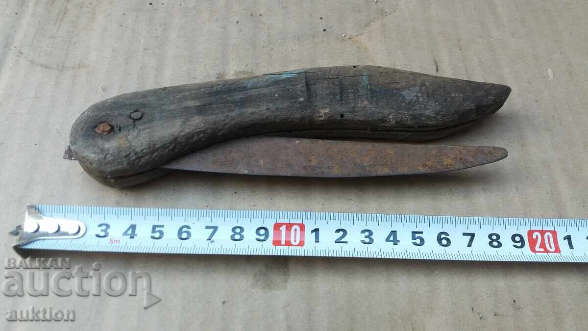 Auction OLD BLANKET, POCKET KNIFE Auction OLD BLANKET, POCKET KNIFE