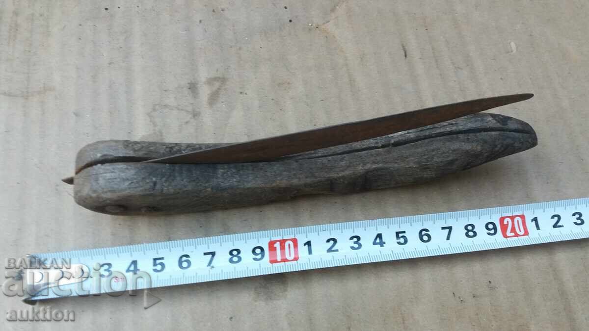 Delivery of OLD BLANKET, POCKET KNIFE Delivery of OLD BLANKET, POCKET KNIFE