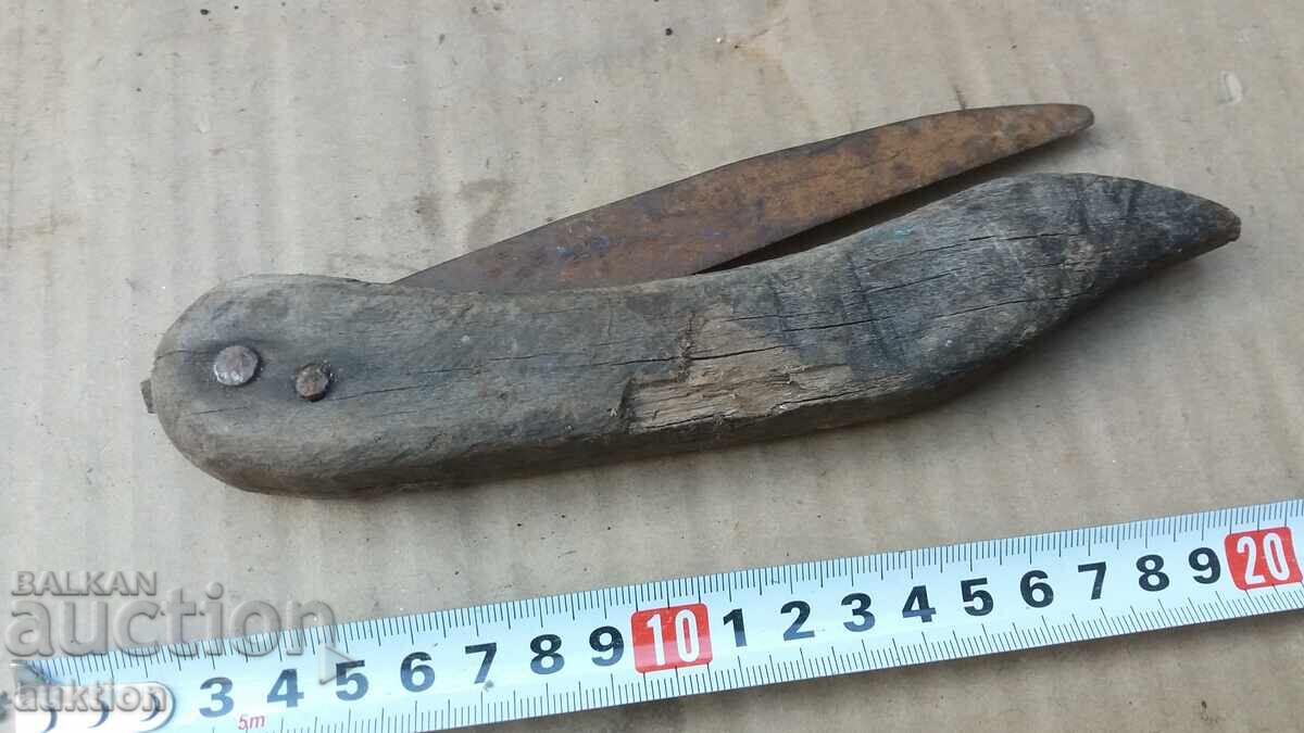 OLD BLANKET, POCKET KNIFE - 5 OLD BLANKET, POCKET KNIFE - 5